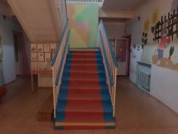 Для населения со сниженным зрением  лестницы на входе обозначены цветовыми знаками.